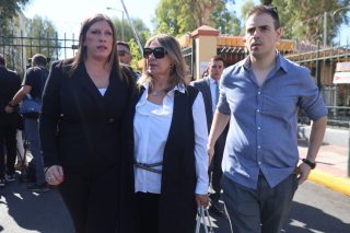 Ο Αλέξανδρος Βαλυράκης με τη μητέρα του Μίνα και την εκ των συνηγόρων της οικογένειας Ζωή Κωνσταντοπούλου έξω από τα Δικαστήρια